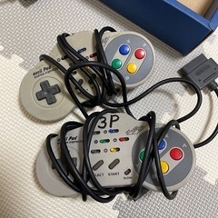 スーパーファミコン　本体とコントローラーの画像