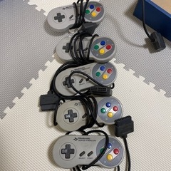 スーパーファミコン　本体とコントローラーの画像
