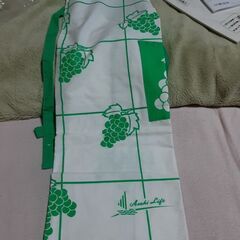 新品 エプロン ぶどう柄①の画像