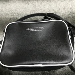 adidasショルダーバックの画像