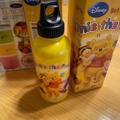 くまのプーさん500mlボトル2本とランチボックスの画像