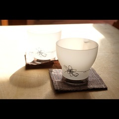 ガラスのティーカップセット（カップ×２個＋コースター×２枚）の画像