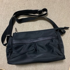 フランコフェラーロ　黒　ショルダーバッグ