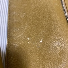 スカートと皮のジャケットの画像