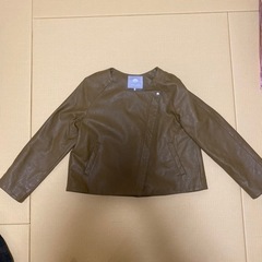 スカートと皮のジャケットの画像