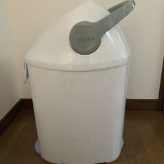 Pigeon ピジョン　おむつ用ゴミ箱の画像