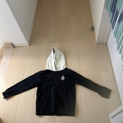 ボルコムパーカー5000円になります