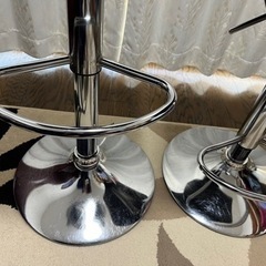カウンターチェア2脚(高さ調整付き)の画像