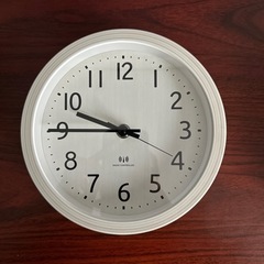ニトリ 電波 ステップ秒針 置き掛け兼用時計 フォーレ(ホワイトウォッシュ) 直径約18cm 外箱&乾電池(パナソニック エボルタNEO)付きの画像