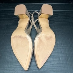 ZARA ベージュパンプスの画像