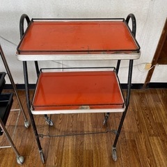 パーマ用ロットとキャスター２つの画像