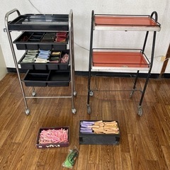 パーマ用ロットとキャスター２つの画像