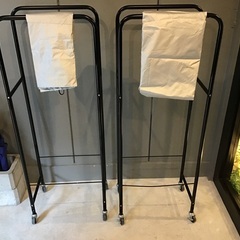 中古品　足立製作所製　薄型タイヤラック　カバー付き　