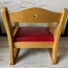 中古 木製 ベビーチェア 赤 フェイクレザー張り 家具 赤ちゃん 椅子 無垢材の画像