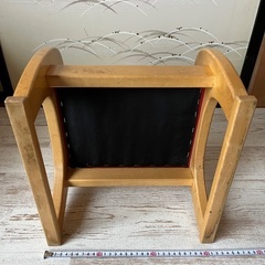 中古 木製 ベビーチェア 赤 フェイクレザー張り 家具 赤ちゃん 椅子 無垢材の画像