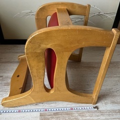 中古 木製 ベビーチェア 赤 フェイクレザー張り 家具 赤ちゃん 椅子 無垢材の画像