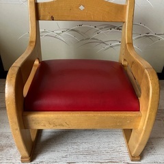 中古 木製 ベビーチェア 赤 フェイクレザー張り 家具 赤ちゃん 椅子 無垢材の画像