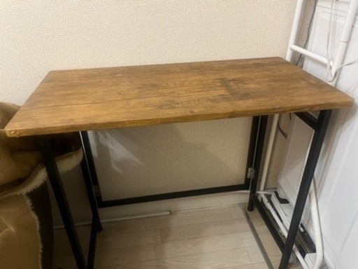 便利な折りたたみパソコンデスクです。