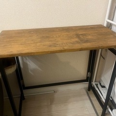 便利な折りたたみパソコンデスクです。