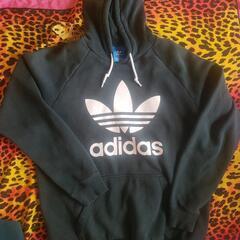 adidasのパーカー