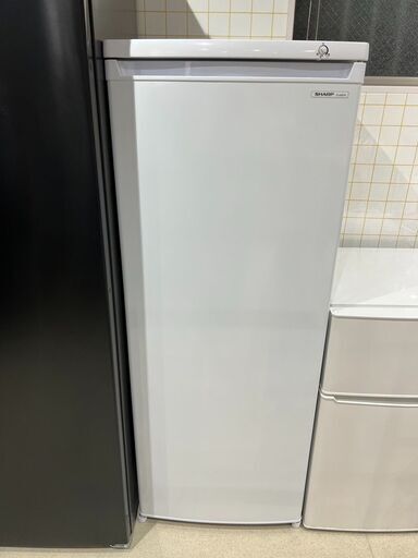 （近隣配送可）シャープの縦型冷凍庫、167L、引き出し付きで使いやすいです。（冷蔵庫では無く、冷凍庫専用です。）