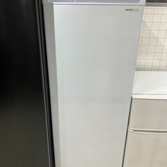 （近隣配送可）シャープの縦型冷凍庫、167L、引き出し付きで使いやすいです。（冷蔵庫では無く、冷凍庫専用です。）