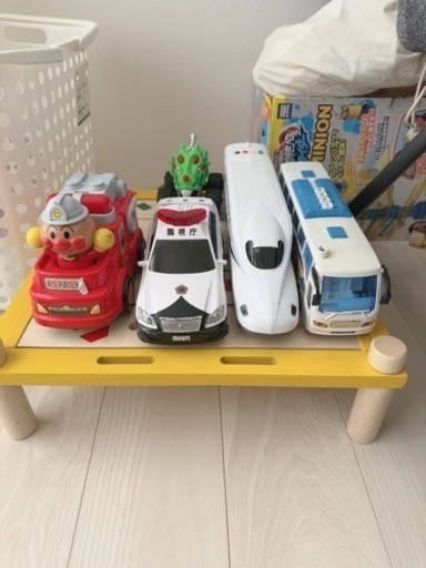 車のおもちゃ　アンパンマン　新幹線　パトカー