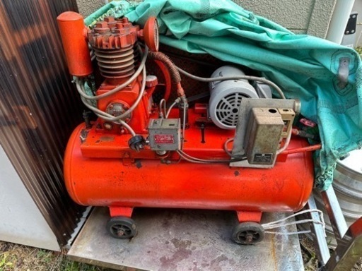 業務用エアーコンプレッサー。