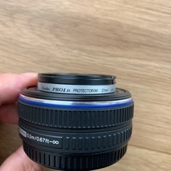 OLYMPUS パンケーキレンズ M.ZUIKO DIGITAL 17mm F2.8 ブラックの画像