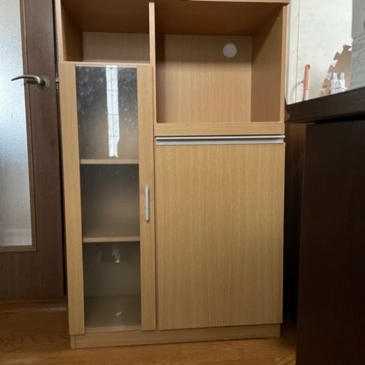 食器棚　　お話し中