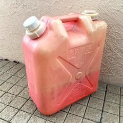 【取引中】古い灯油ポリタンク取来人にあげます
