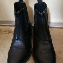 乗馬用具三点セット(ブーツ・チャップス・ヘルメット)です。