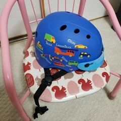 子供用ヘルメットとチャイルドシートの画像