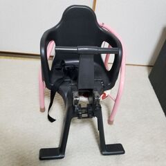 子供用ヘルメットとチャイルドシートの画像