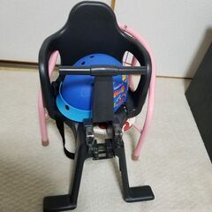子供用ヘルメットとチャイルドシートの画像