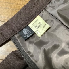ブラウン色フレアスカートの画像