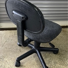 一般的なオフィスチェアの画像