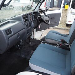 サンバー4WD、走行59323Km、オートマで運転楽々!車検6年5月迄有りすぐ乗れる。修復なしで足代わりにも気兼ねなく来れる軽トラです商品価格で石川県内登録の店頭渡だと一切の追加費用は御座いません。 安心の支払総額表示でコミコミのポッキリ価格です。長期ローンOK☆ローンご相談ください☆ の画像