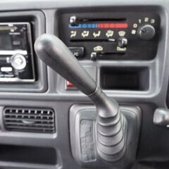 サンバー4WD、走行59323Km、オートマで運転楽々!車検6年5月迄有りすぐ乗れる。修復なしで足代わりにも気兼ねなく来れる軽トラです商品価格で石川県内登録の店頭渡だと一切の追加費用は御座いません。 安心の支払総額表示でコミコミのポッキリ価格です。長期ローンOK☆ローンご相談ください☆ の画像