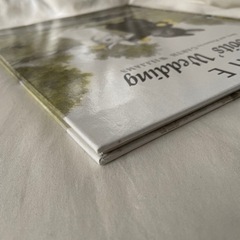 絵本 The Rabbits' Wedding  しろいうさぎとくろいうさぎの画像