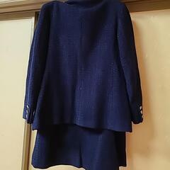 濃紺のジャケットとスカートの画像