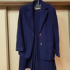 濃紺のジャケットとスカート