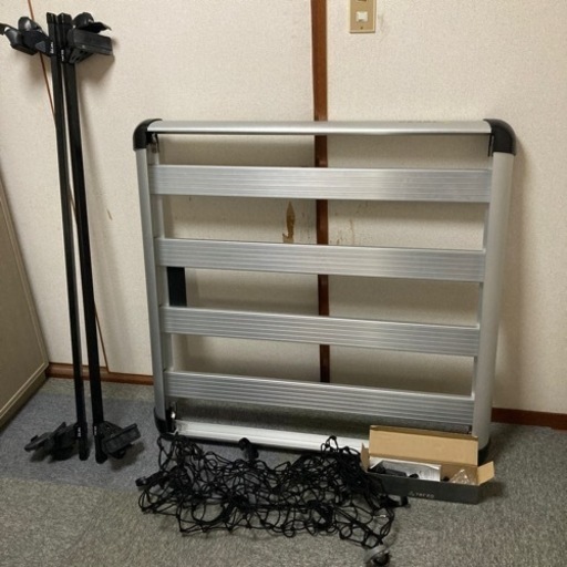 取引決定キャンプなどの荷物を車の上に