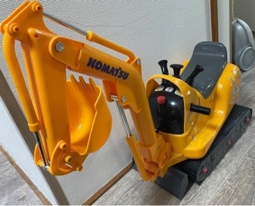 ショベルカー ヘルメット付き 乗用おもちゃ