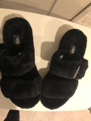 アグ　暖かファーサンダル　黒25