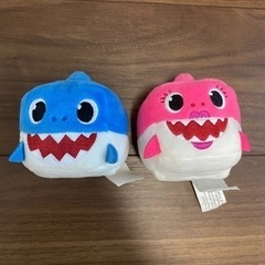ベイビーシャーク　ぬいぐるみ　音楽流れる　パパ　ママ