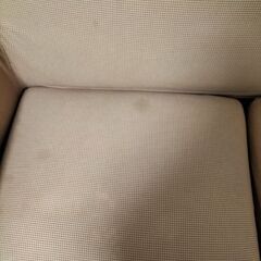 赤のチェックのソファーと思いきや生成りの画像