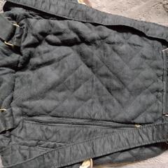 シンプルな黒リュックの画像