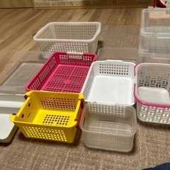 大きさ、形、バラバラのカゴ