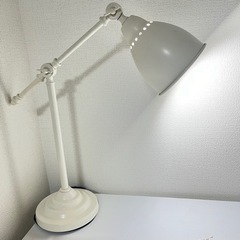 IKEAのデスクライトの画像